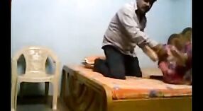 印度性爱视频：巴基斯坦女士给女儿 5 敏 00 sec
