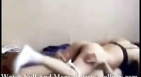 Desi Kız arkadaşının Amatör Yatak Odası Seks Video 3 dakika 00 saniyelik