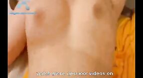 Desi Bhabi Prende Lei Tette Succhiato e Kissed in Caldo Video 3 min 20 sec