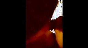 Desi MILF Juega con una Polla Dura en Video Porno 1 mín. 40 sec