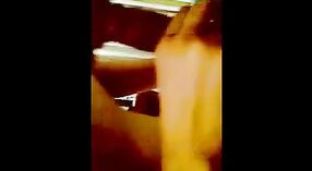 Desi MILF bermain dengan ayam Keras dalam video Porno 1 min 50 sec