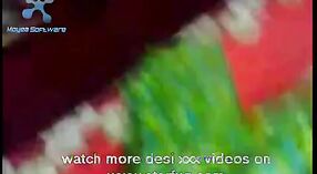 Indyjski mamuśki pokazuje od jej cycki i dostaje przejebane w amator wideo 1 / min 10 sec
