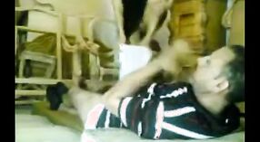 Indiase MILF wordt geneukt door Amerikaans vriendje in Amateurvideo 1 min 30 sec