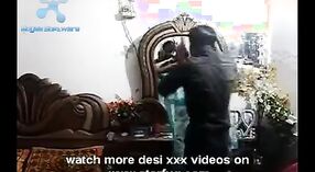 Indiase seks video 's: neef' s borsten zuigen in een heet en stomende scène 1 min 00 sec