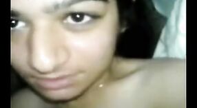 Indisches Pornovideo: Heißes pakistanisches Mädchen strippt und wird gefickt 3 min 00 s