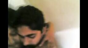 Videos de Sexo Indio: El último Clip Porno de Mallus Kaliyodu 1 mín. 40 sec