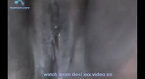 Desi Aunty ' s harige kutje wordt geschoren in porno Video 2 min 40 sec