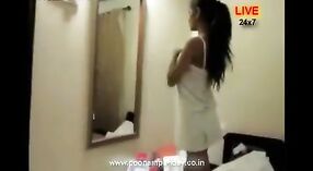 Gadis Desi Poonam Pandey dalam Aksi Cermin 0 min 30 sec