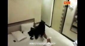 Gadis Desi Poonam Pandey dalam Aksi Cermin 0 min 50 sec