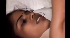 Desi milf in caldo Indiano sesso video dà un sciatto pompino 13 min 20 sec