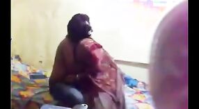 Las chicas Desi saben cómo manejar a una ama de casa infiel en este video porno amateur 1 mín. 40 sec