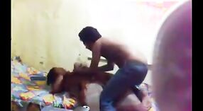 Desi-Mädchen wissen in diesem Amateur-porno-Video, wie man mit einer betrügerischen Hausfrau umgeht 3 min 00 s