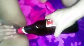 Indisch meisje pleasures haarzelf met kingfisher bottile 1 min 50 sec