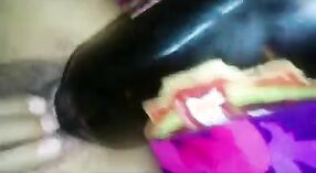 Indyjski dziewczyna przyjemności sama z kingfisher bottile 2 / min 40 sec