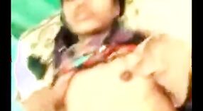 Девушка Дези ласкает пальцами свою киску своим любовником в этом любительском порно видео 1 минута 50 сек