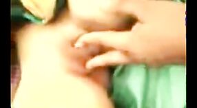 Девушка Дези ласкает пальцами свою киску своим любовником в этом любительском порно видео 2 минута 10 сек