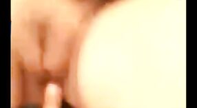 デジガールは、このアマチュアポルノビデオで恋人に猫を指で触れています 2 分 40 秒