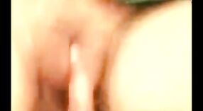 Девушка Дези ласкает пальцами свою киску своим любовником в этом любительском порно видео 2 минута 50 сек