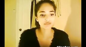 HD-blootstelling van de kont van een geweldige tiener in deze Indiase seksvideo 5 min 20 sec