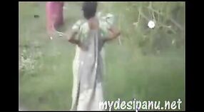 Chica india amateur orina en el suelo de un bosque en un video al aire libre 2 mín. 40 sec