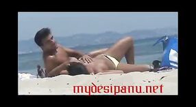 Video seks India yang menampilkan Desi bhabi mengisap penis kekasihnya di pantai terpencil 1 min 20 sec