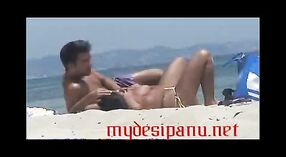 Индийское секс-видео с участием Дези бхаби, сосущей член своего любовника на уединенном пляже 2 минута 00 сек