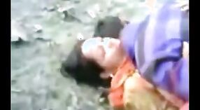 Videos de sexo indios con un nuevo escándalo sexual al aire libre con una niña bangladesí y su vecina 2 mín. 20 sec