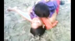 فيديوهات جنسية هندية تعرض فضيحة جنسية جديدة في الهواء الطلق مع فتاة بنغلاديشية وجارتها 0 دقيقة 50 ثانية