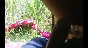 Amateur Indiase seks video featuring een sexy meisje van de dorp 2 min 50 sec