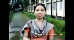 Amateur video van een Bengaals meisje en haar minnaar in de open lucht 3 min 20 sec