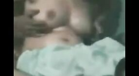 Película de Sexo Indio Con una Nena Mallu Recibiendo Una Palmada En Las Tetas 0 mín. 50 sec