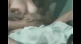 Indischer Sexfilm Mit einem Mallu Babe, das ihre Titten klatscht 1 min 00 s
