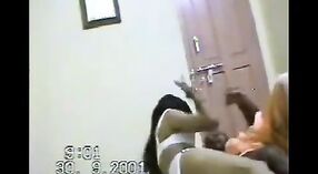 Desi chica consigue su coño machacados por un sadhu en video amateur 3 mín. 00 sec