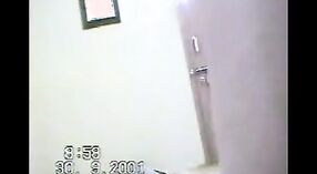 Desi Girl在业余视频中被萨杜（Sadhu）砸了她的猫 0 敏 30 sec