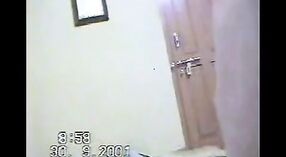 Desi Girl在业余视频中被萨杜（Sadhu）砸了她的猫 0 敏 40 sec