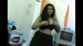 Vidéo porno indienne amateur mettant en vedette une MILF chaude 1 minute 20 sec