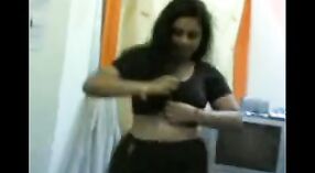 Vidéo porno indienne amateur mettant en vedette une MILF chaude 0 minute 50 sec