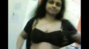 아마추어 인도 포르노 비디오를 갖춘 뜨거운 섹시한중년여성 1 최소 00 초