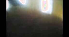 நாய் பாணியில் சூடான பாபி இடம்பெறும் இந்திய செக்ஸ் வீடியோ 2 நிமிடம் 40 நொடி