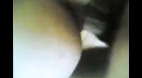 Vídeo de sexo indiano com um bhabi quente ao estilo de cão 2 minuto 50 SEC