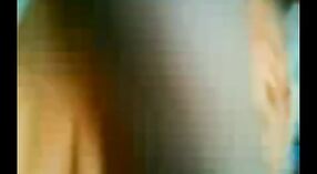 Vídeo de sexo indiano com uma rapariga Desi no Call Center 1 minuto 00 SEC