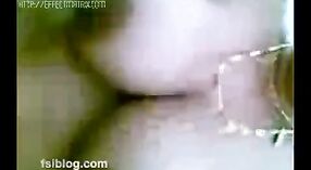 Hint Seks Videolar Featuring bir Mallu Aunty veren bir oral seks üzerinde the Zemin 1 dakika 50 saniyelik