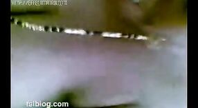 Hint Seks Videolar Featuring bir Mallu Aunty veren bir oral seks üzerinde the Zemin 2 dakika 00 saniyelik
