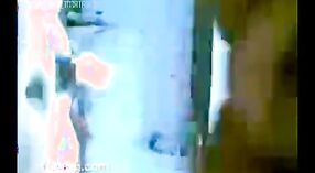 Vidéos de Sexe Indien Mettant en Vedette une tante Mallu Faisant une Pipe sur le Sol 2 minute 10 sec