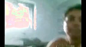 Hint Seks Videolar Featuring bir Mallu Aunty veren bir oral seks üzerinde the Zemin 0 dakika 50 saniyelik