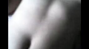 Haariges Desi-Mädchen Wird im Amateur-Porno-Video ungezogen 2 min 00 s