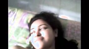 Gadis Desi berbulu Menjadi Nakal dalam Video Porno Amatir 2 min 30 sec