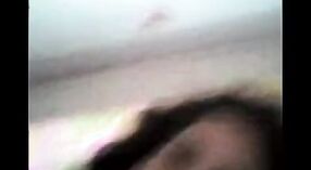 Gadis Desi berbulu Menjadi Nakal dalam Video Porno Amatir 0 min 40 sec