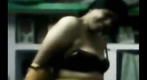 Amateur Desi Aunty's Full Nude Strip Show 1 min 30 sec