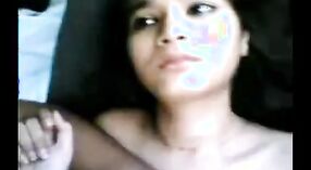 Desi-Mädchen unerwartet in Porno-Video festgehalten 3 min 10 s